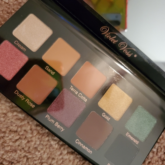 VIOLET VOSS | essentials pallet - Picture 4 of 6